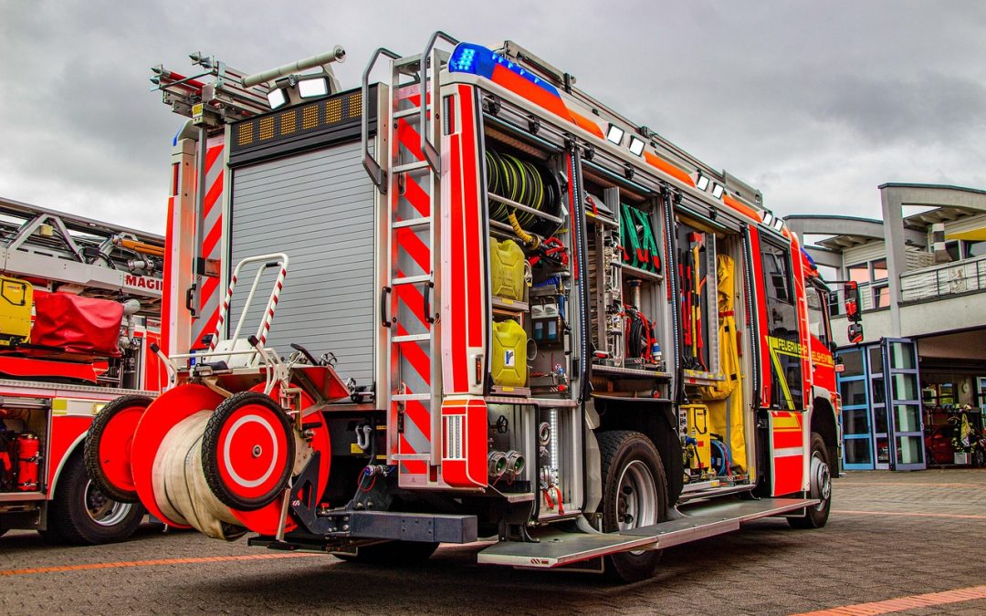 Dinas Damkar Sambas Bersihkan Tumpahan Oli di Hutan Kota